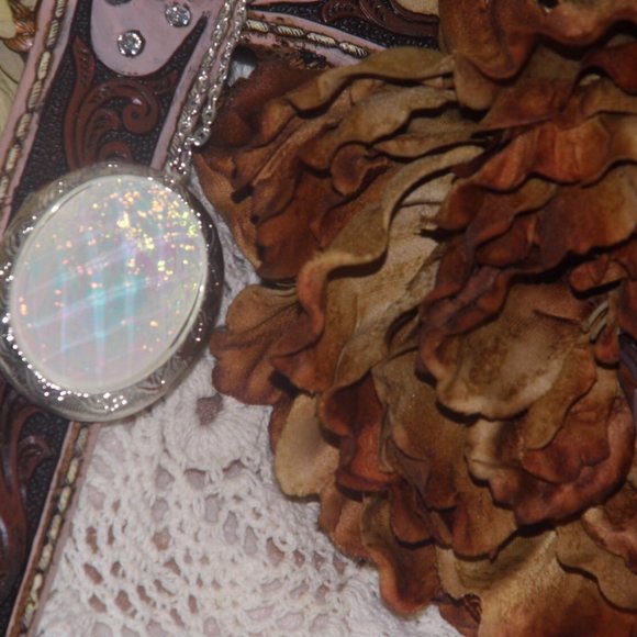 White Opal Cameo Necklace Locket Photo Keepsake - Picture 2 of 5